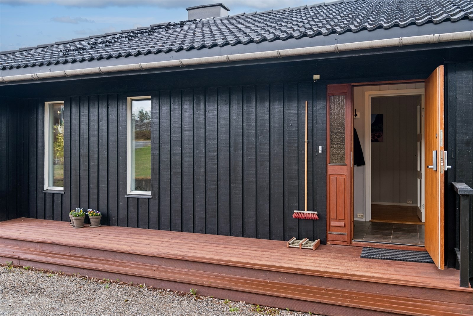 Hovedinngang med terrasse og teakdør med kodelås for enkel adkomst. Galleribilde