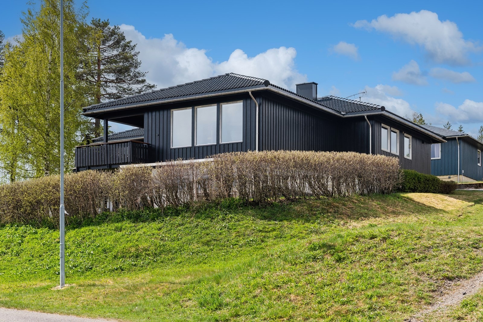 Enebolig fra 1980 med tømmermannpanel sist overflatebehandlet i 2025 og takstein behandlet i 2020. Galleribilde