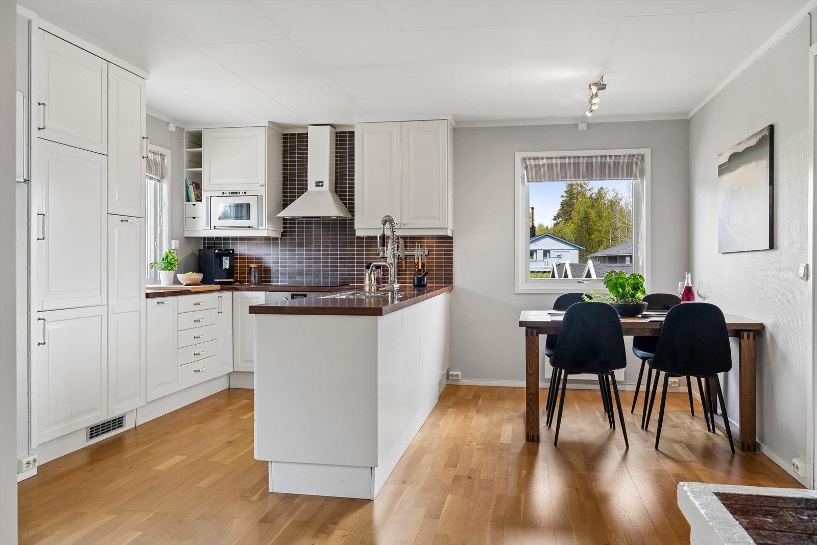 Innredningen inkluderer integrert stekeovn, koketopp, mikroovn, oppvaskmaskin, kjøl og frys. Galleribilde