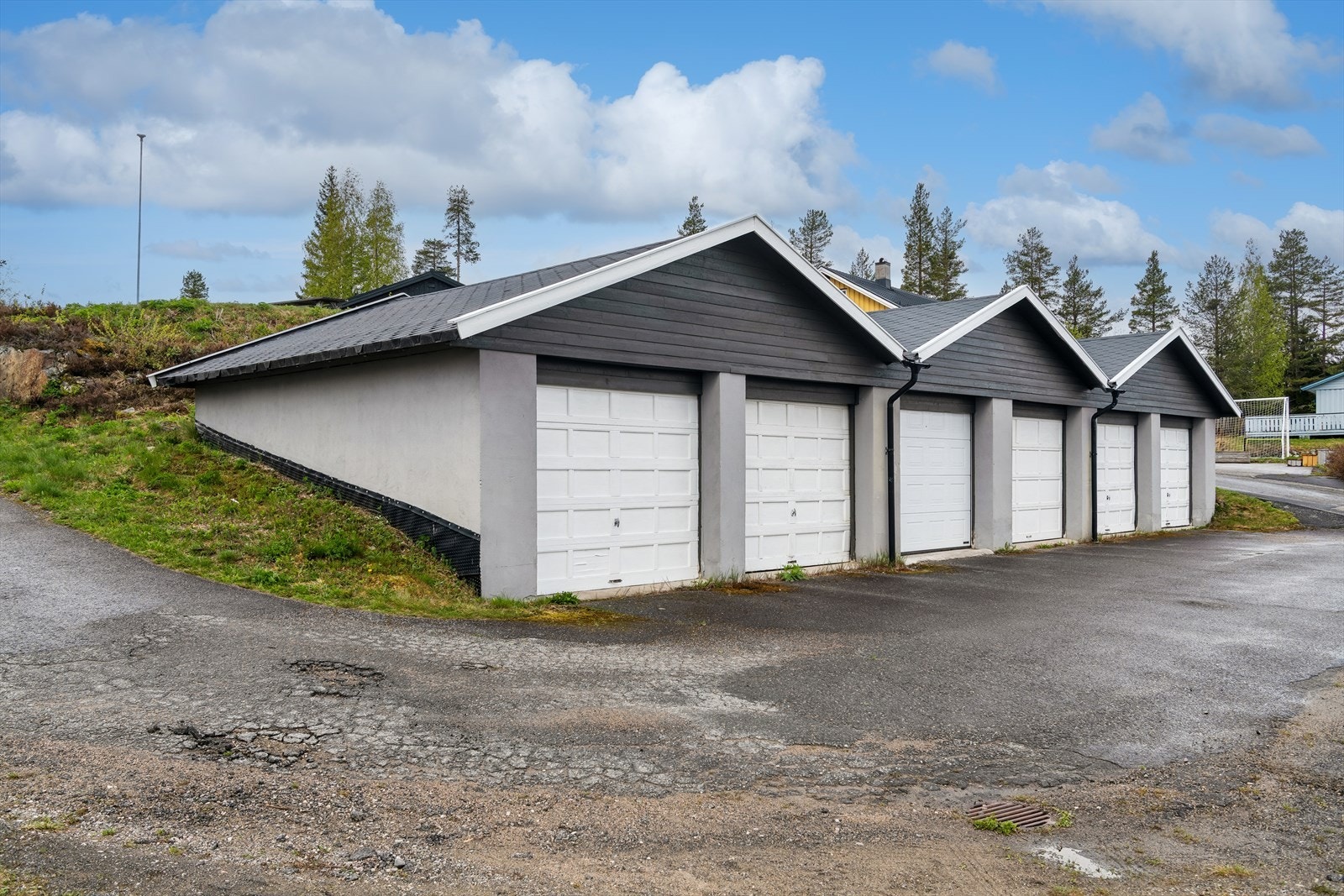 I tillegg til integrert garasje i underetasjen, medfølger ett garasjerom i felles anlegg fra 1986. Galleribilde