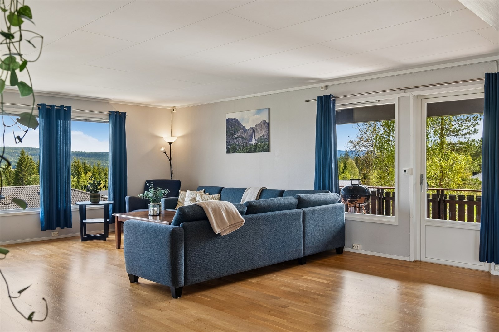 Store vindusflater gir godt med dagslys i stuen. Galleribilde