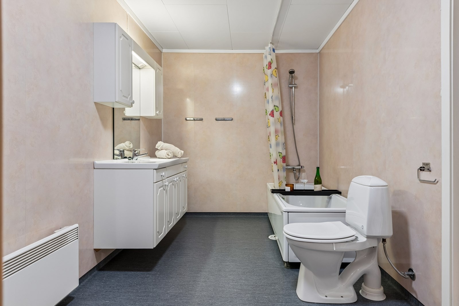 Bad er opprinnelig et omkledningsrom med dusjnisje. Galleribilde