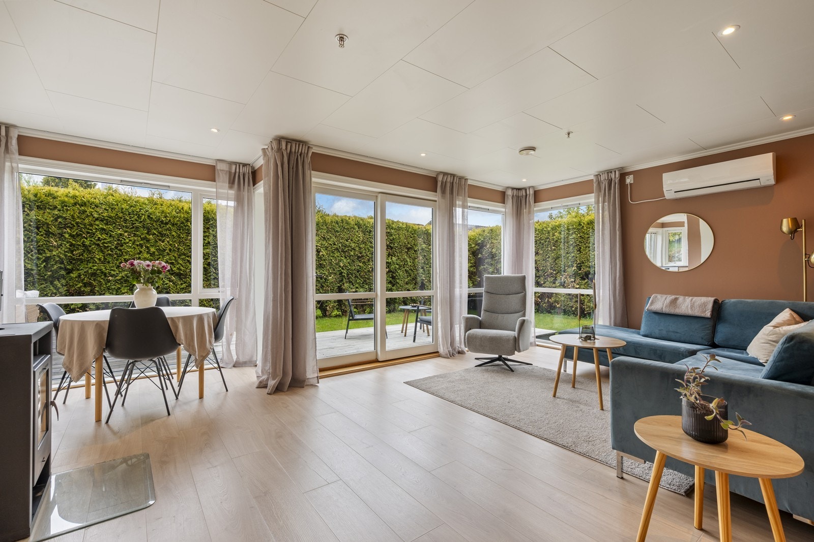 Lys og luftig stue med vindusflater som slipper inn rikelig med dagslys. Galleribilde