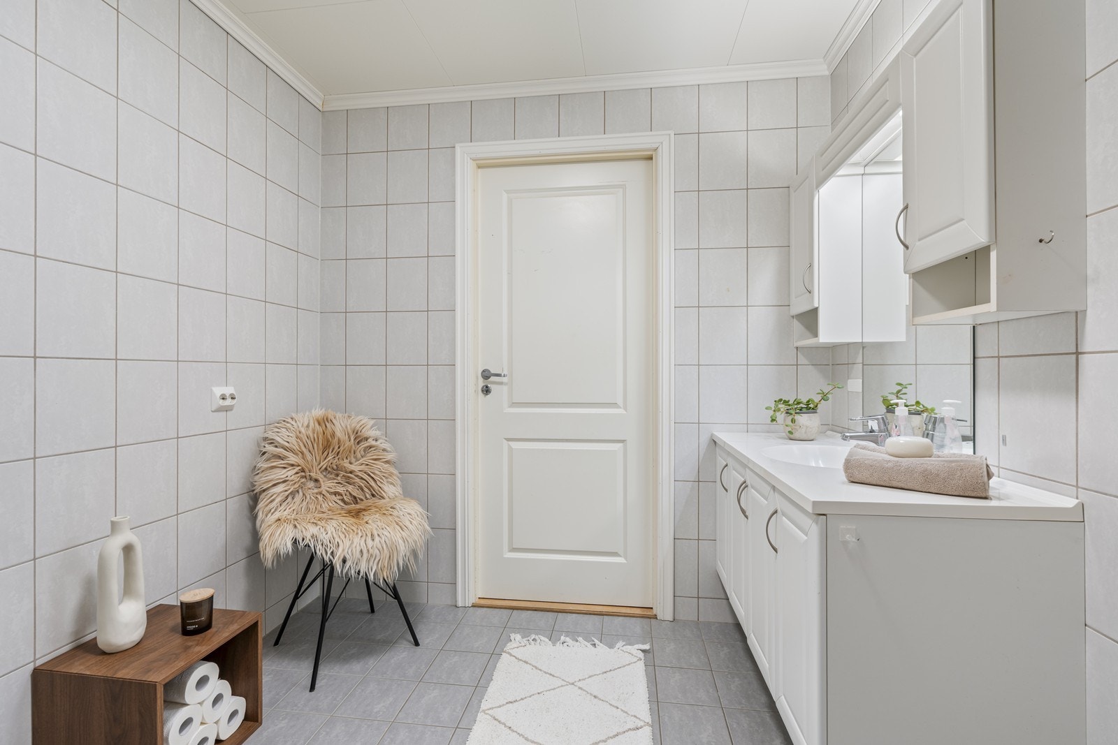 Rommet er utstyrt med baderomsseksjon med servant og skap Galleribilde