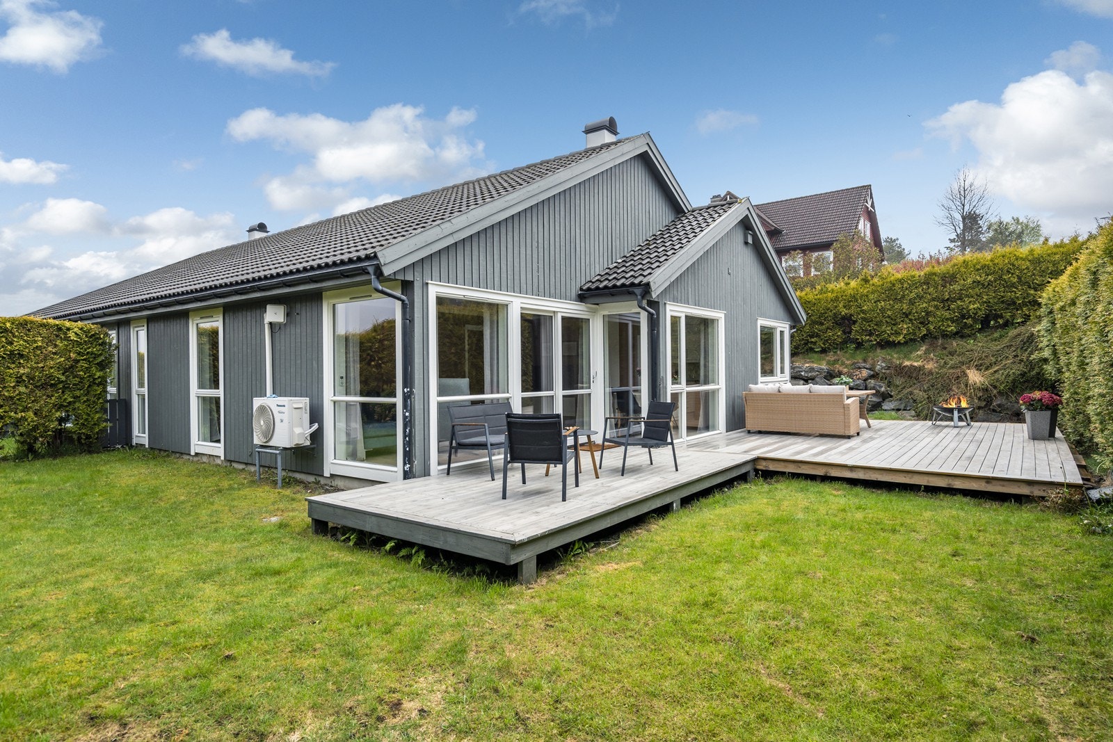 Supert uteområde med både stor veranda og grønn hage! Galleribilde