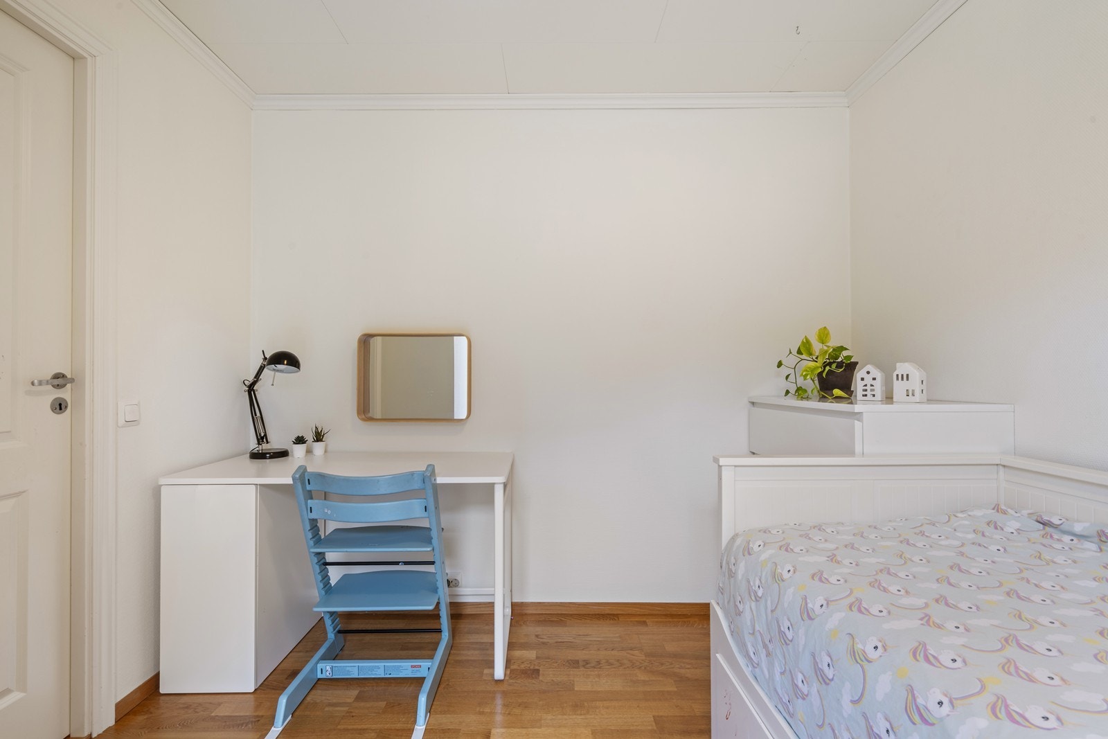 Her også er det møblert med kommode og pult, uten at det blir lite plass Galleribilde