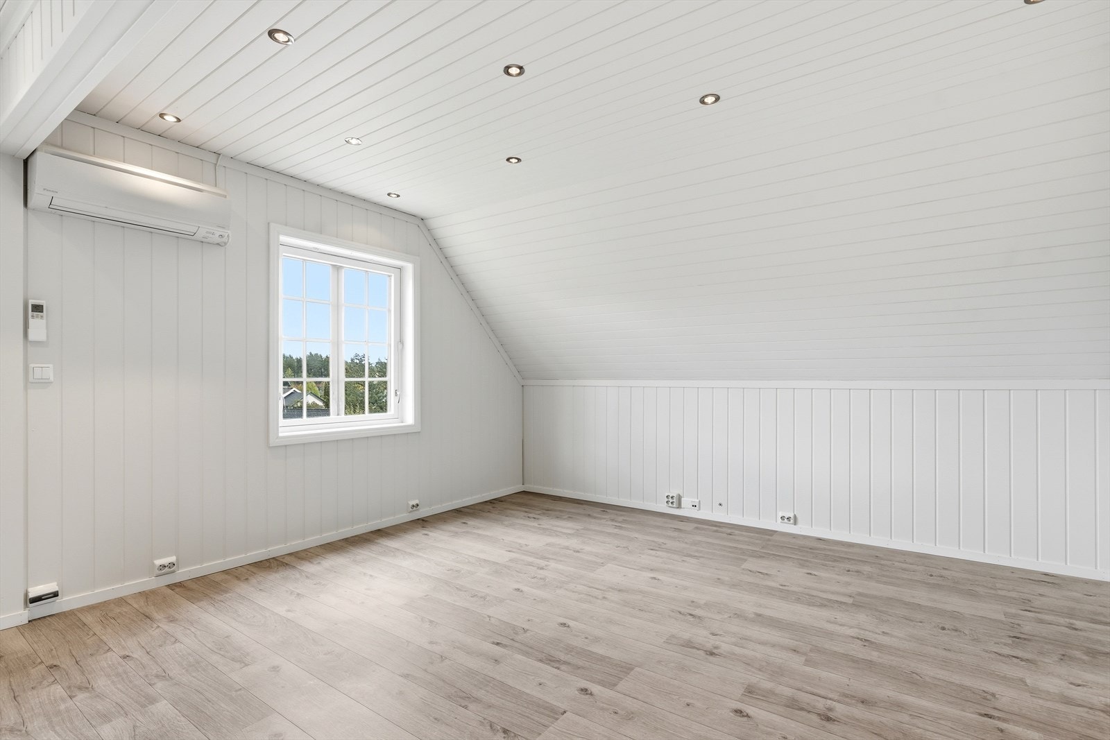 Loftstue. Galleribilde