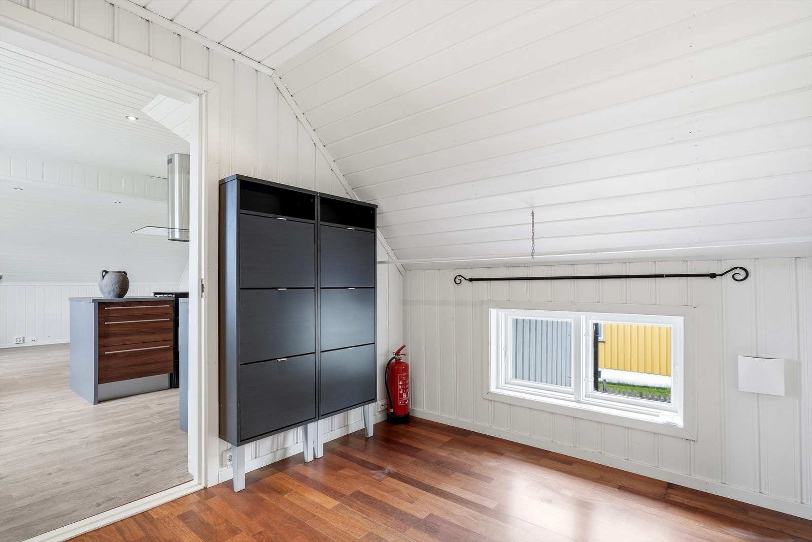 Gang/trappegang på toppen av trappa, som deler av stuedel til venstre, fra hovedsoverom til høyre. Galleribilde