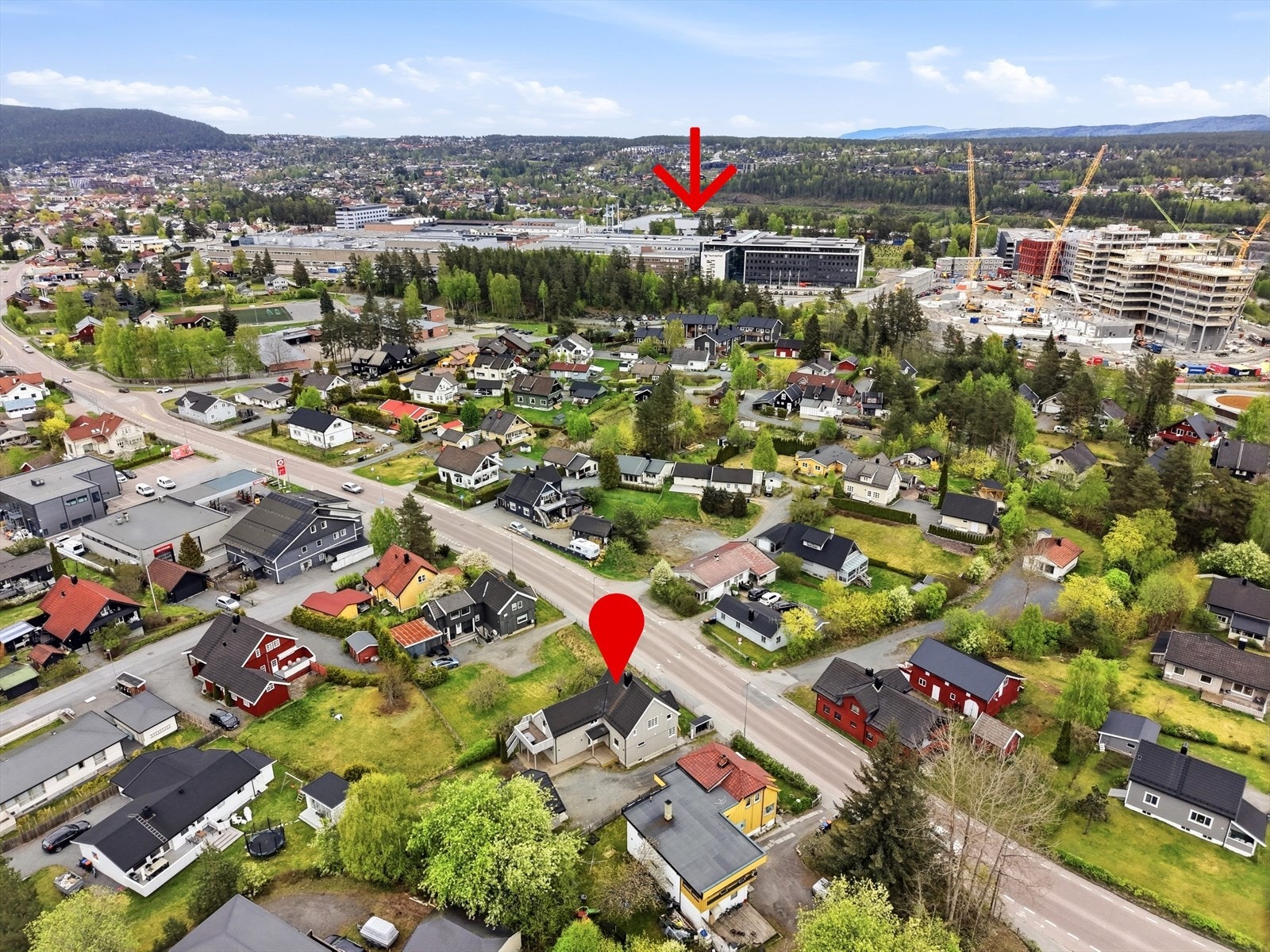 Herfra er det gang- og sykkelavstand, både til dagligvare, skole og barnehage, og attraktive arbeidsplasser i Næringsparken (avmerket med pil) - som stadig er i utvikling. Galleribilde