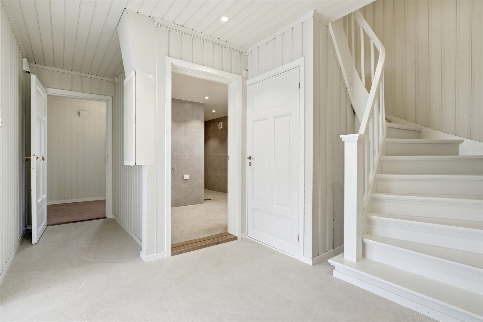 Velkommen inn! Gangen er nymalt og med nye fliser på gulvet. Galleribilde