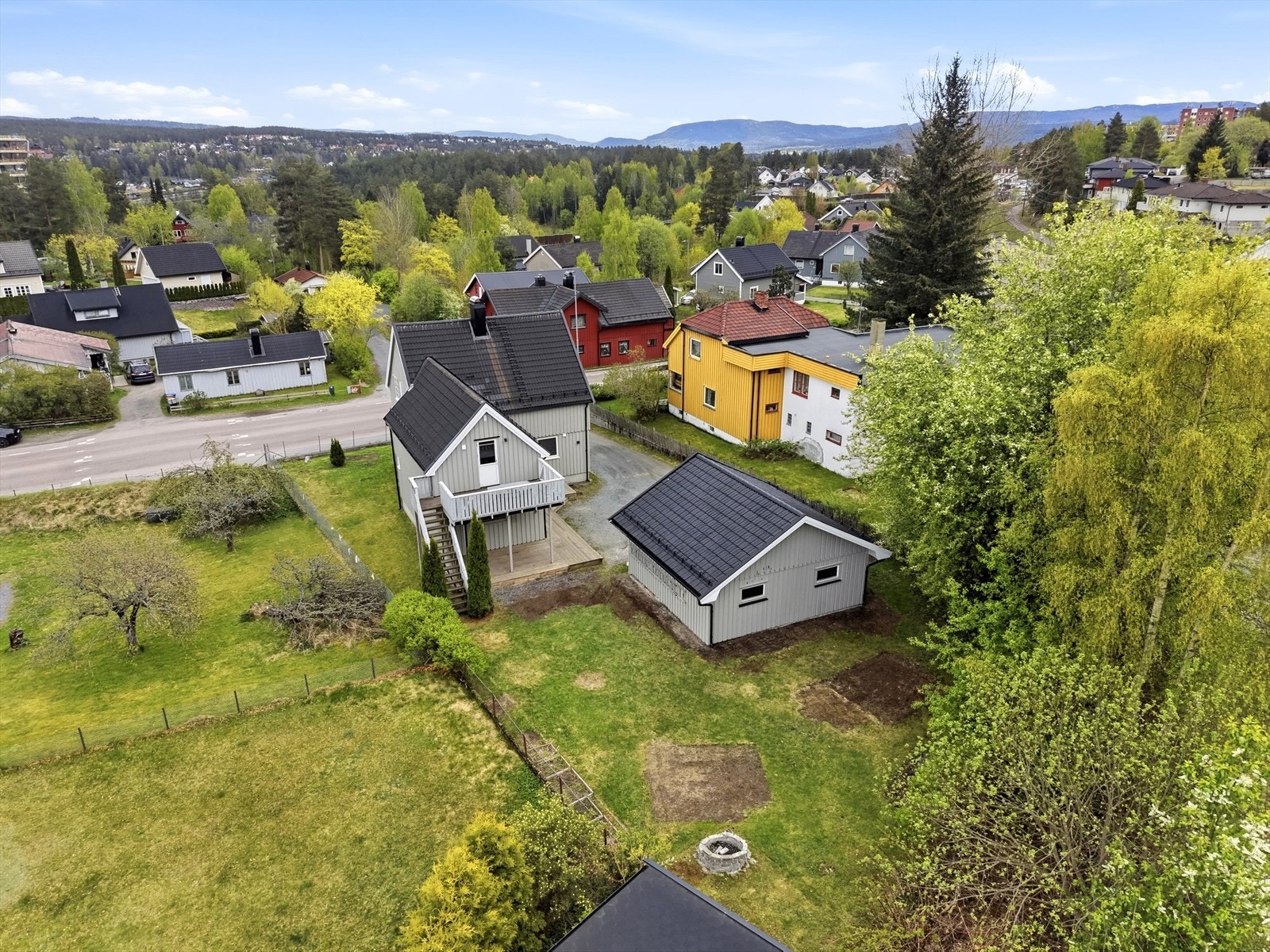 Eiendommen er en enebolig på en flat og fin eiertomt, med frittliggende garasjebygning og hage. Galleribilde