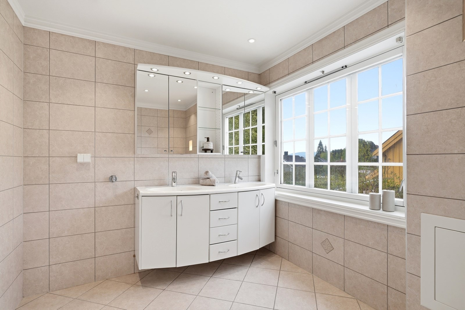 Badet i 2. etasje. Rommet ble pusset opp i 2010. Til venstre for servanten er det opplegg for vaskemaskin, og avløpet går ut til benkeskapet. Galleribilde