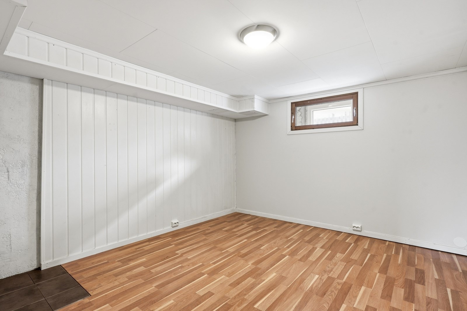 Kjellerrom som ikke er søkt omsøkt fra tilleggsdel til hoveddel, men som det foreligger godkjenning for å kunne bruksendre (ved bl.a. etablering av ytterligere takhøyde) Galleribilde