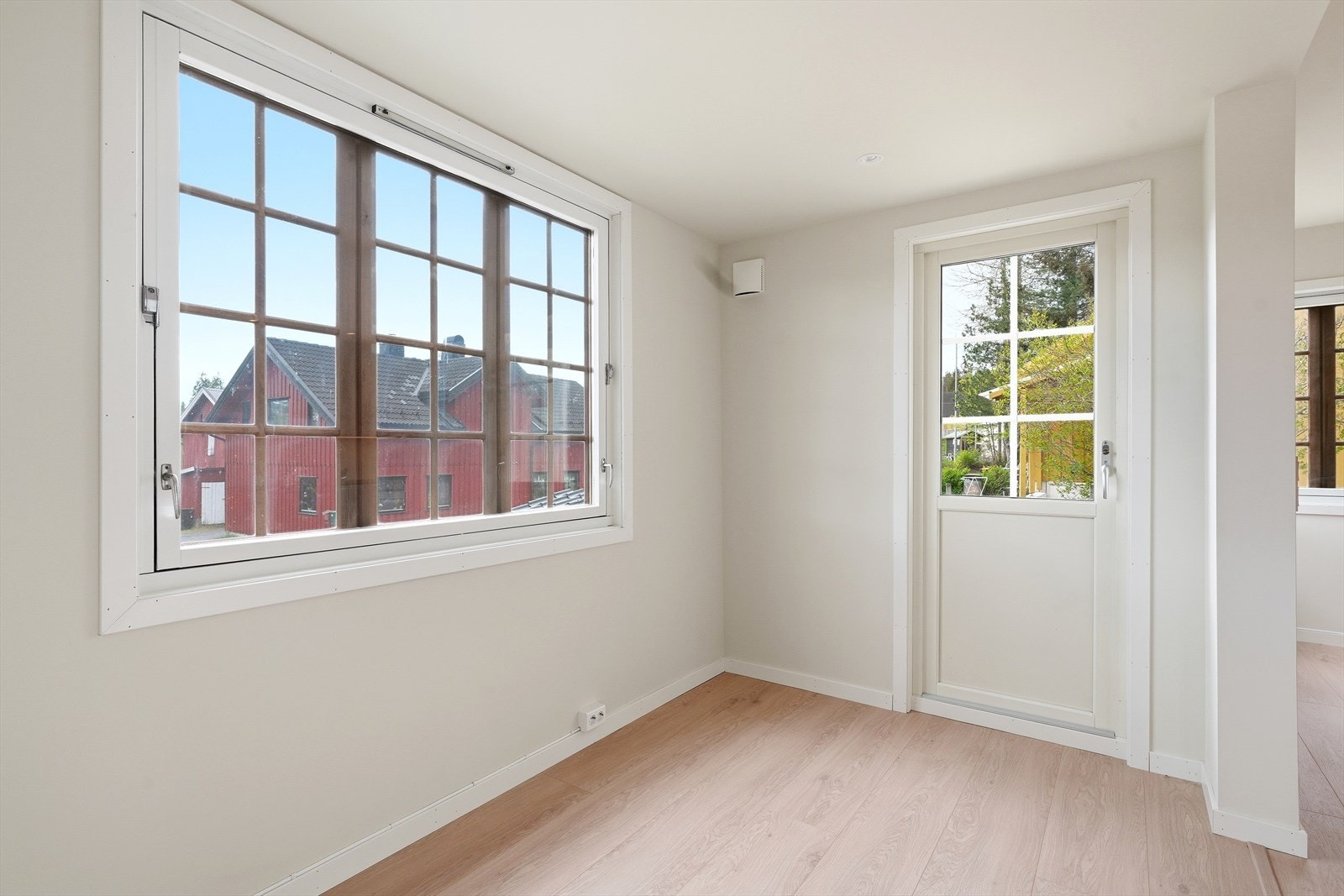 Foran stue og kjøkken har man en ekstrastue med plass til en daybed eller koselig sittegruppe. Et koselig og lyst rom med mange bruksmuligheter. Galleribilde