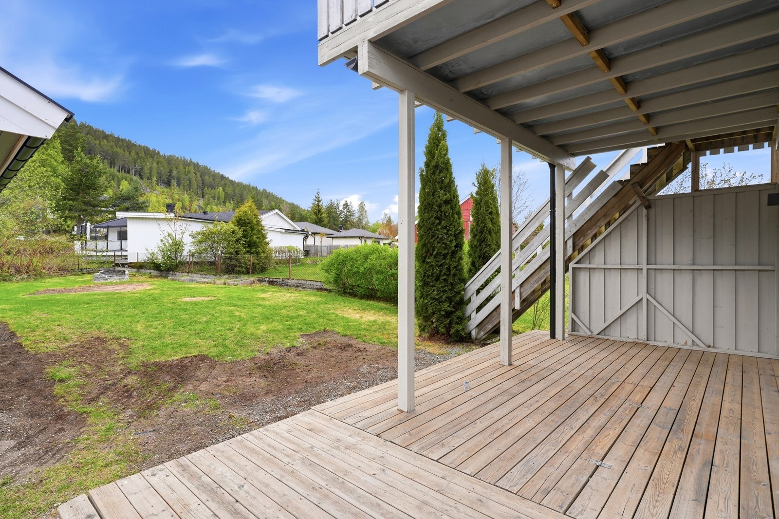 Eiendommen har ulike terrasser i flere nivåer og etasjeplan. ''Utleiedelen'' har egen trapp og terrasse i andre etasje. Galleribilde