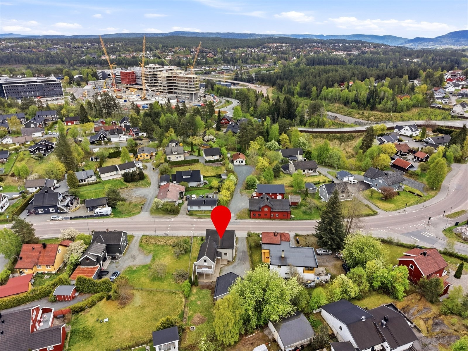 Områdebilde som viser nærheten til Næringsparken. Gangavstand, og enkel tilkomst til E134 for eventuell pendling eller reise. Galleribilde