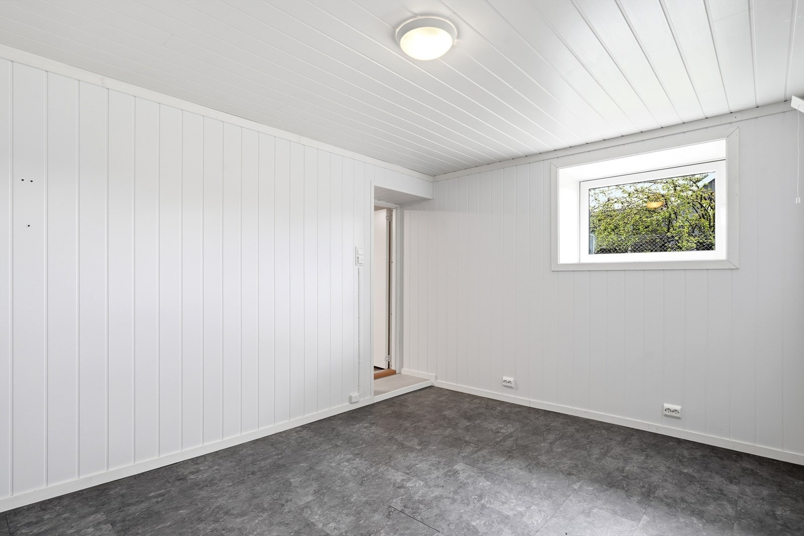 Kjellerrom, som er i prosess for å bli bruksendret til godkjent soverom (pågende prosess som styres av selger, paralelt med salget) Les mer i prospekt under punkt om ferdigattest. Galleribilde