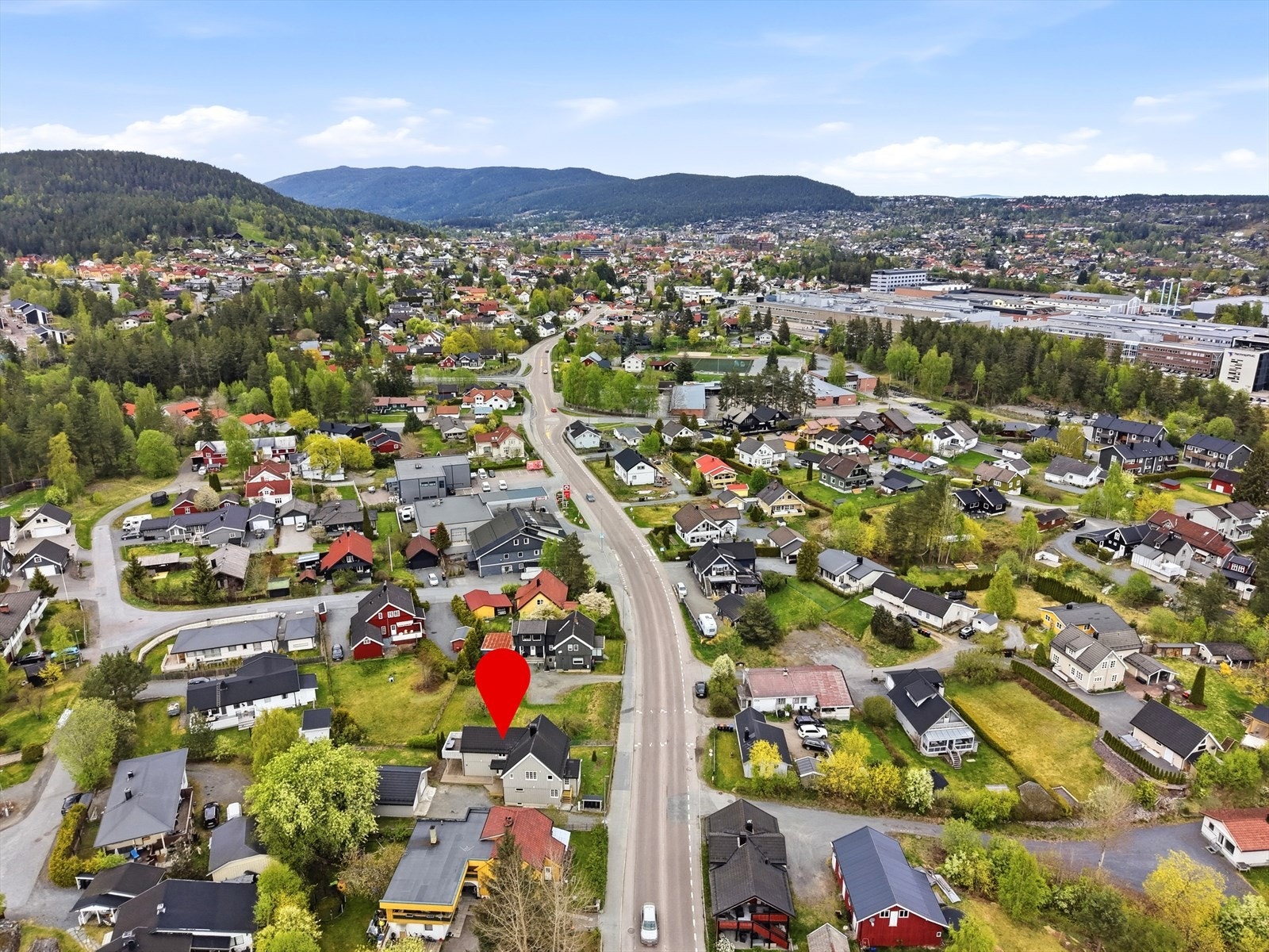 Boligen ligger attraktivt til, med nærhet blant annet til Teknologi- og Næringsparken, samt marka og sentrum. Galleribilde