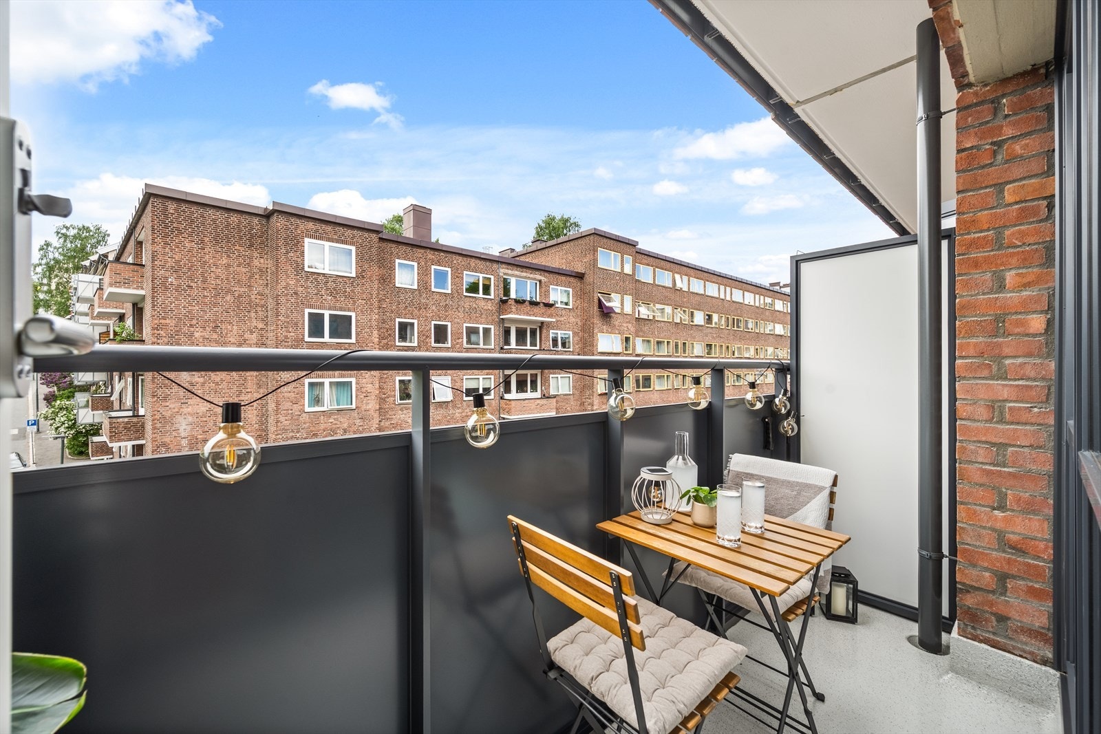 Fra stuen er det utgang til en sydvestvendt balkong på ca. 4 kvm. Galleribilde