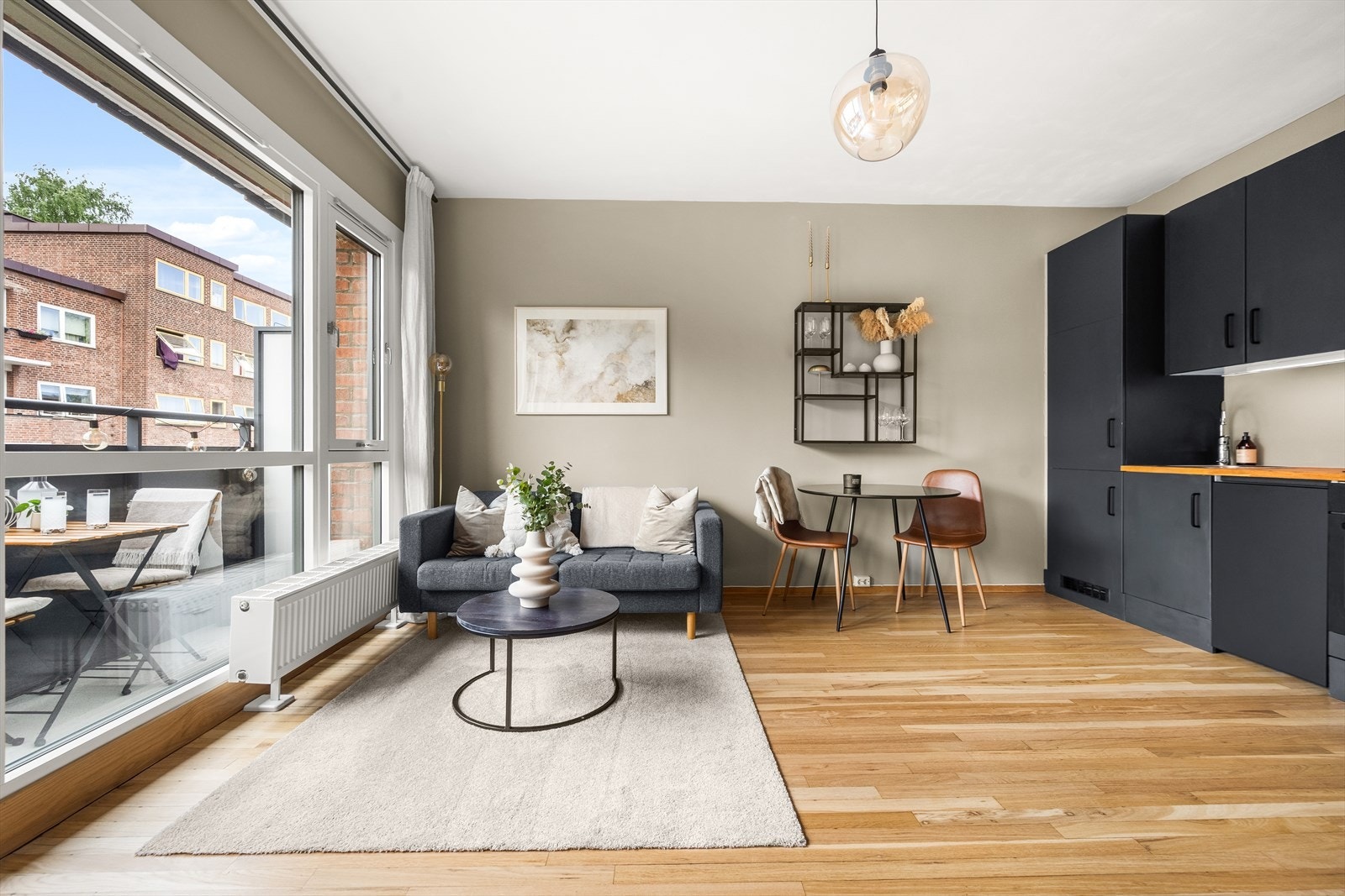 I stuen er det god plass til sofa med tilhørende stuemøblement og spisebord ved kjøkkenet. Galleribilde