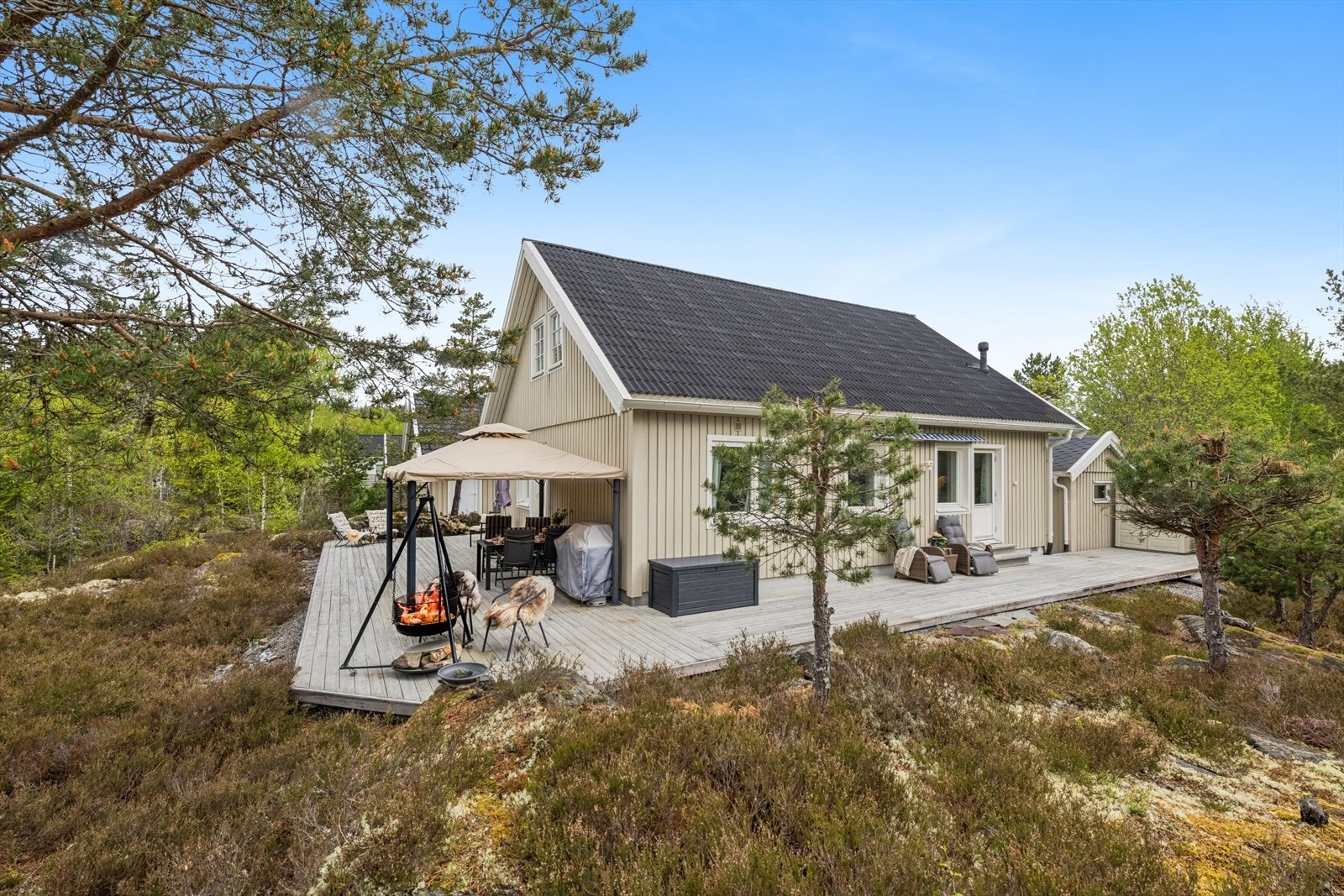 Terrassen er omkranset av lettstelt naturtomt Galleribilde