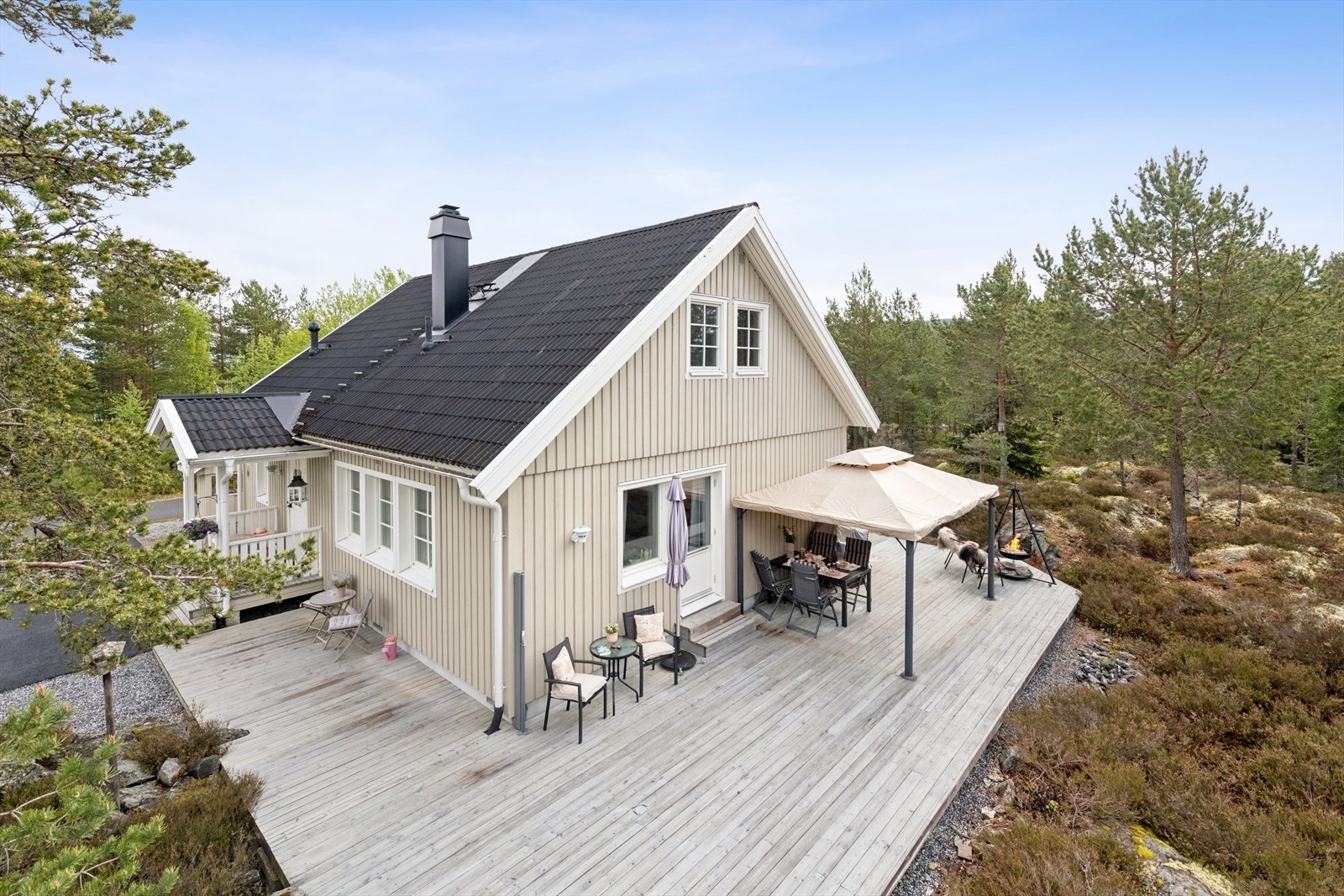 Romslig terrasse på ca 100 kvm. Galleribilde