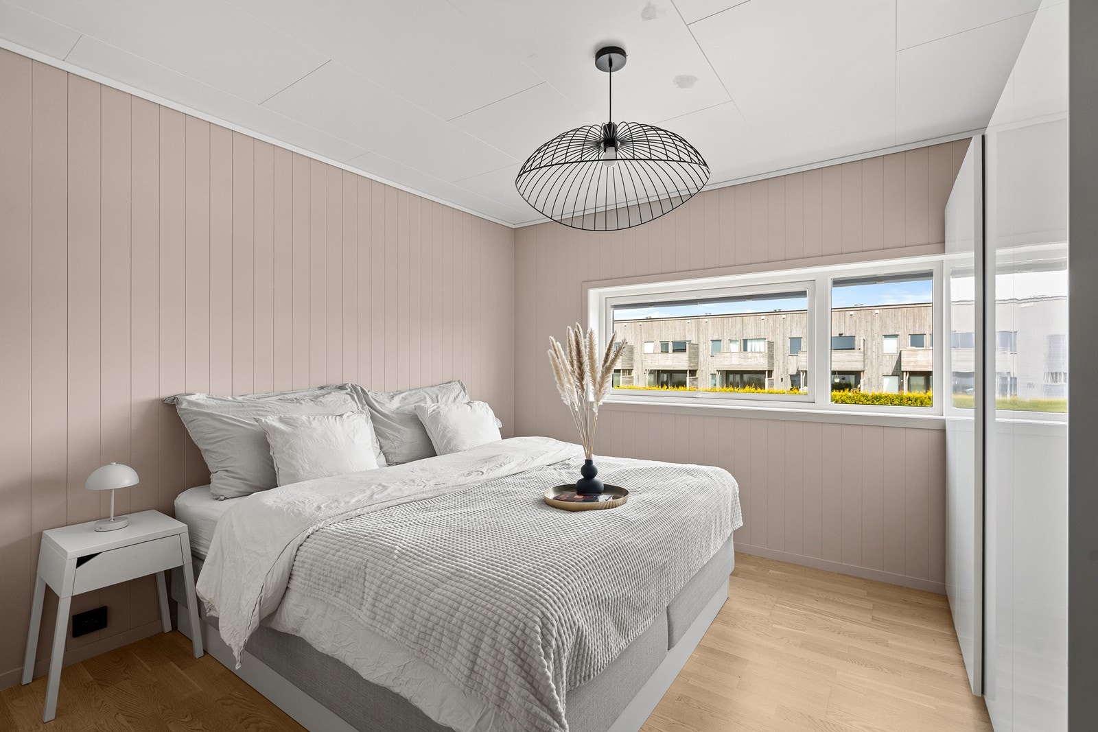 Hovedsoverom med praktisk skyvedørsgarderobe Galleribilde