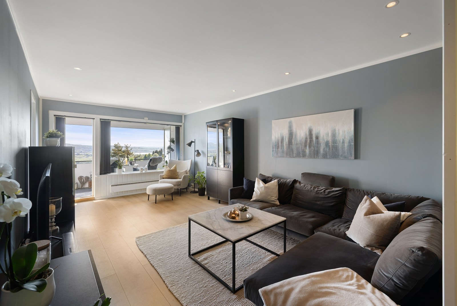 Stuen fremstår som et nydelig allrom med fine lysforhold og utgang til balkong på ca. 5 m² med flott utsikt. Galleribilde
