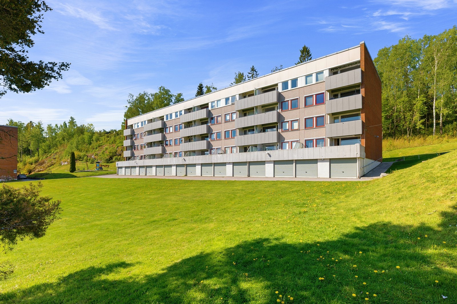 Eiendommen ligger i et populært boligområde i Rælingen, med nærhet til Østmarka, skoler, barnehager, dagligvare og offentlig kommunikasjon. Galleribilde
