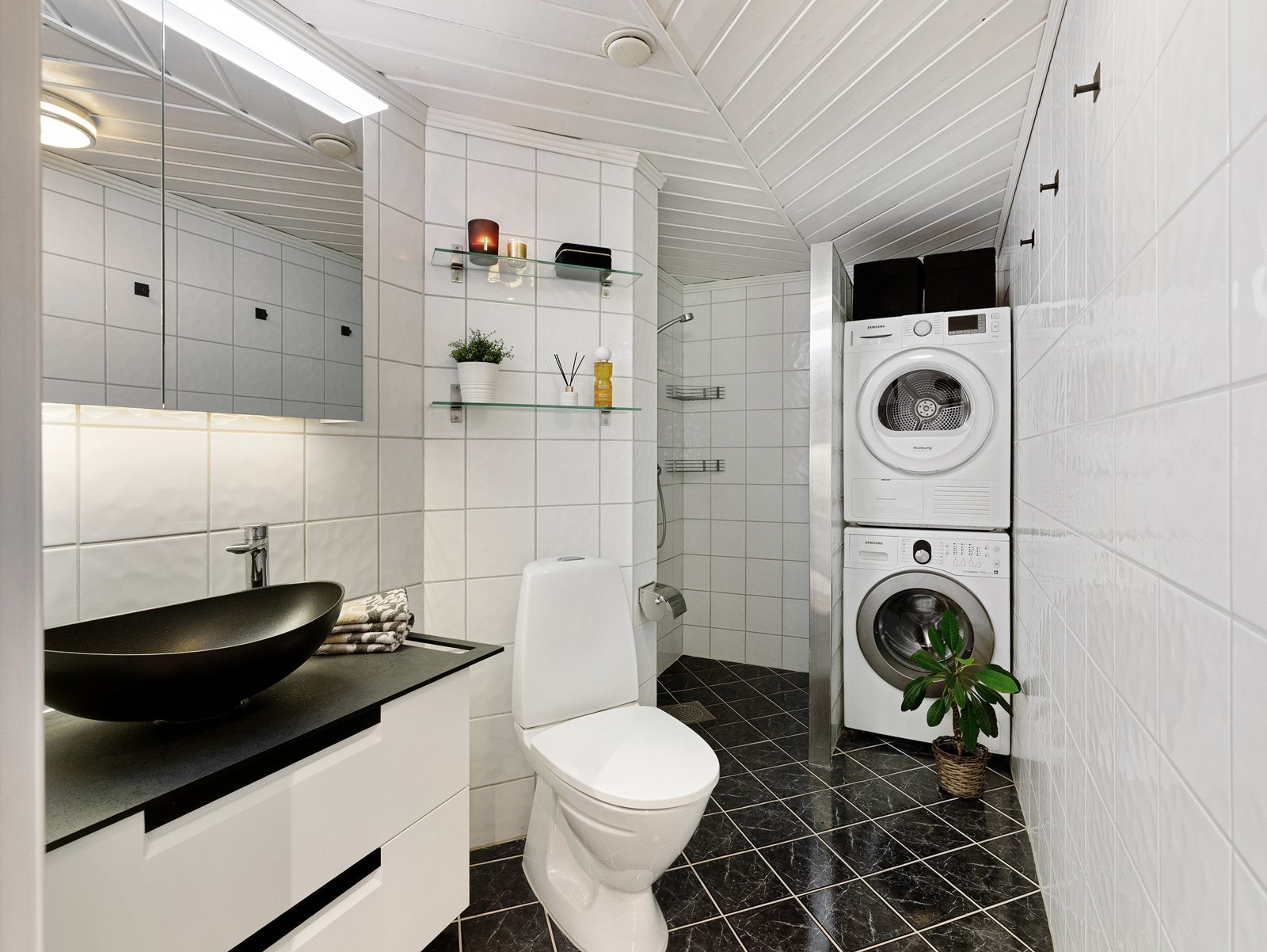 Badet er fra 2004, men er fornyet med innredning fra 2019. Galleribilde