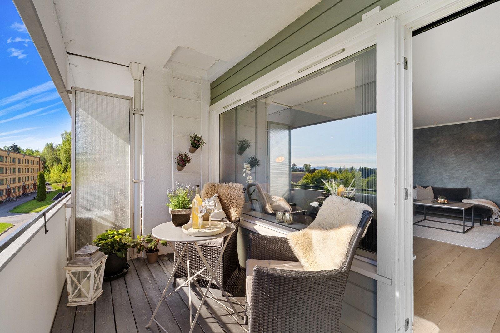 Balkongen har god plass til sittegruppe. Galleribilde