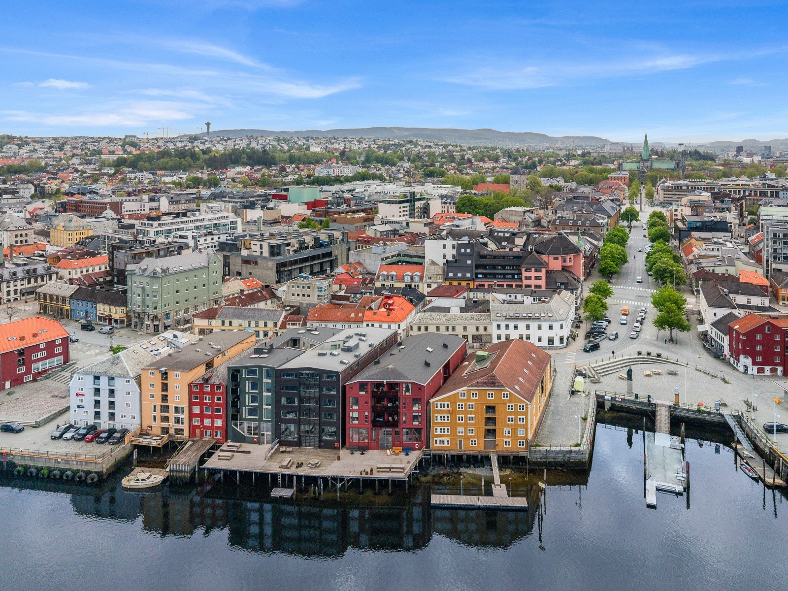 Oversiktsbilde som viser den sentrale plasseringen med Nidarosdomen i det fjerne. Galleribilde