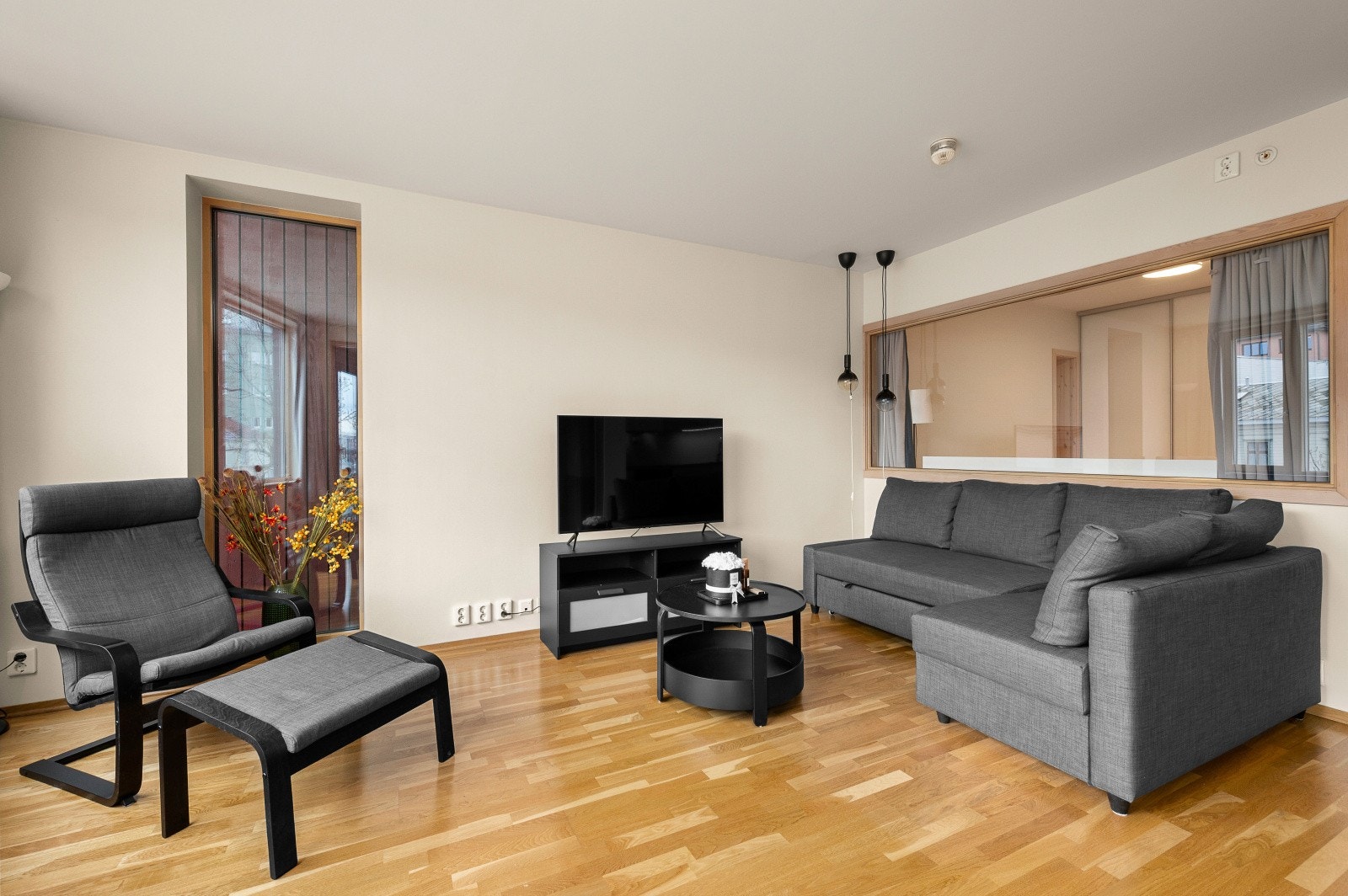 Stuen har parkett på gulvet og oppvarming via radiatorer med vannbåren varme. Galleribilde
