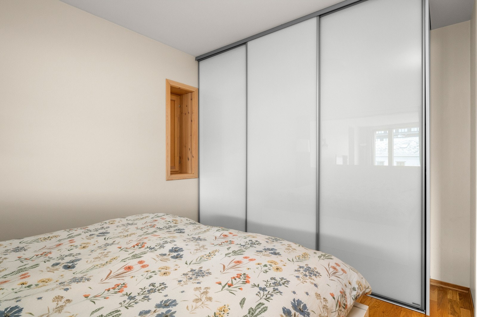 En stor skyvedørsgarderobe gir rikelig med oppbevaringsplass på soverommet. Galleribilde