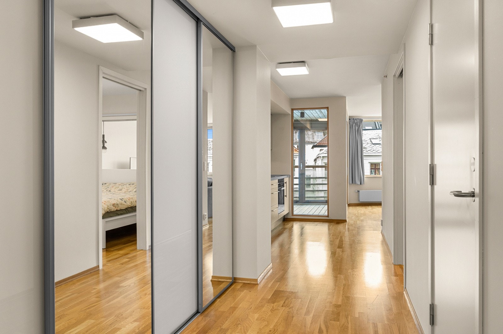 I entreen finner du en stor skyvedørsgarderobe med speildører, som gir en god romfølelse. Galleribilde