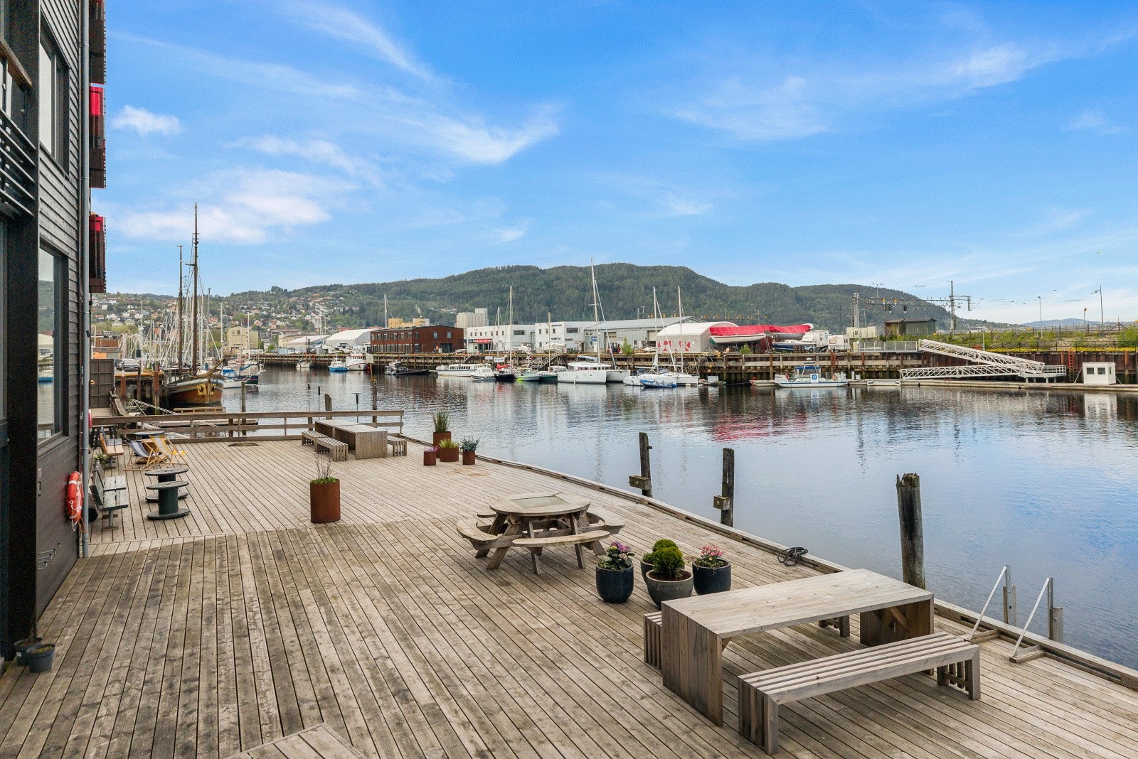 En urban og maritim atmosfære preger nærområdet. Galleribilde
