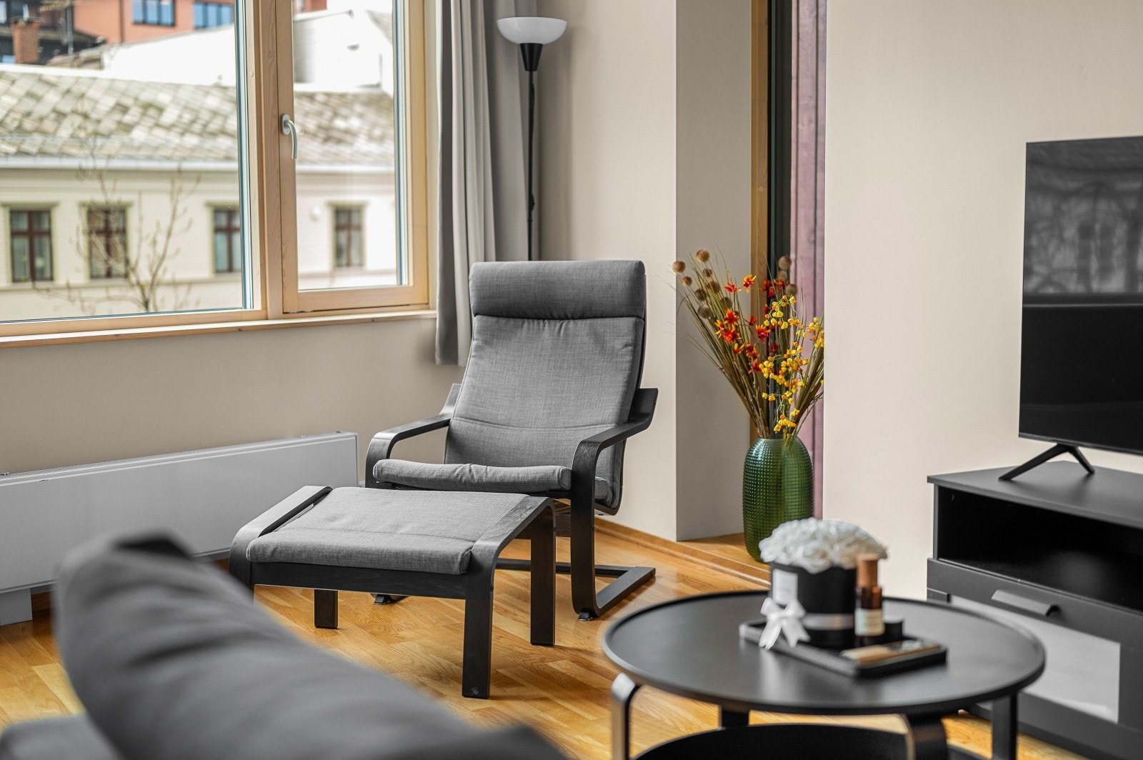 Gjennomtenkte detaljer og en helhetlig materialbruk preger leiligheten. Galleribilde