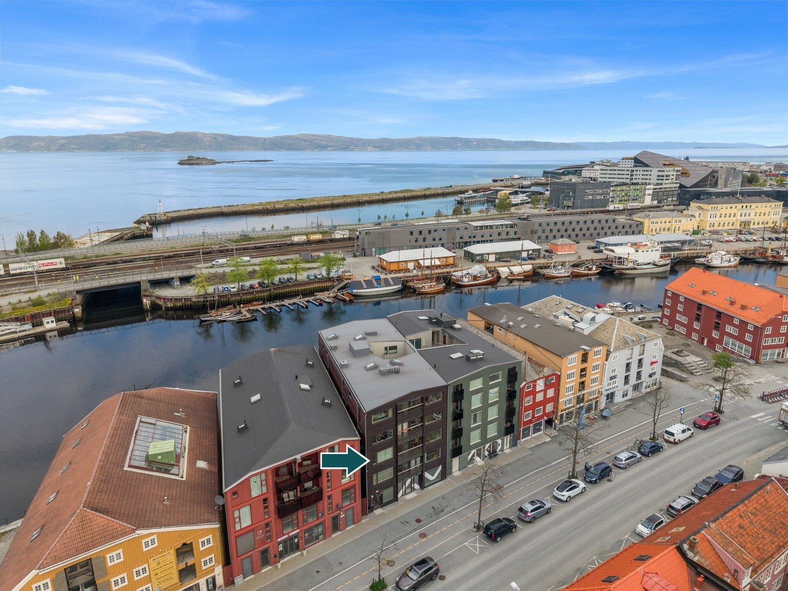 Trondheim Sentralstasjon ligger kun 7 minutters gange fra leiligheten, med gode forbindelser videre. Galleribilde