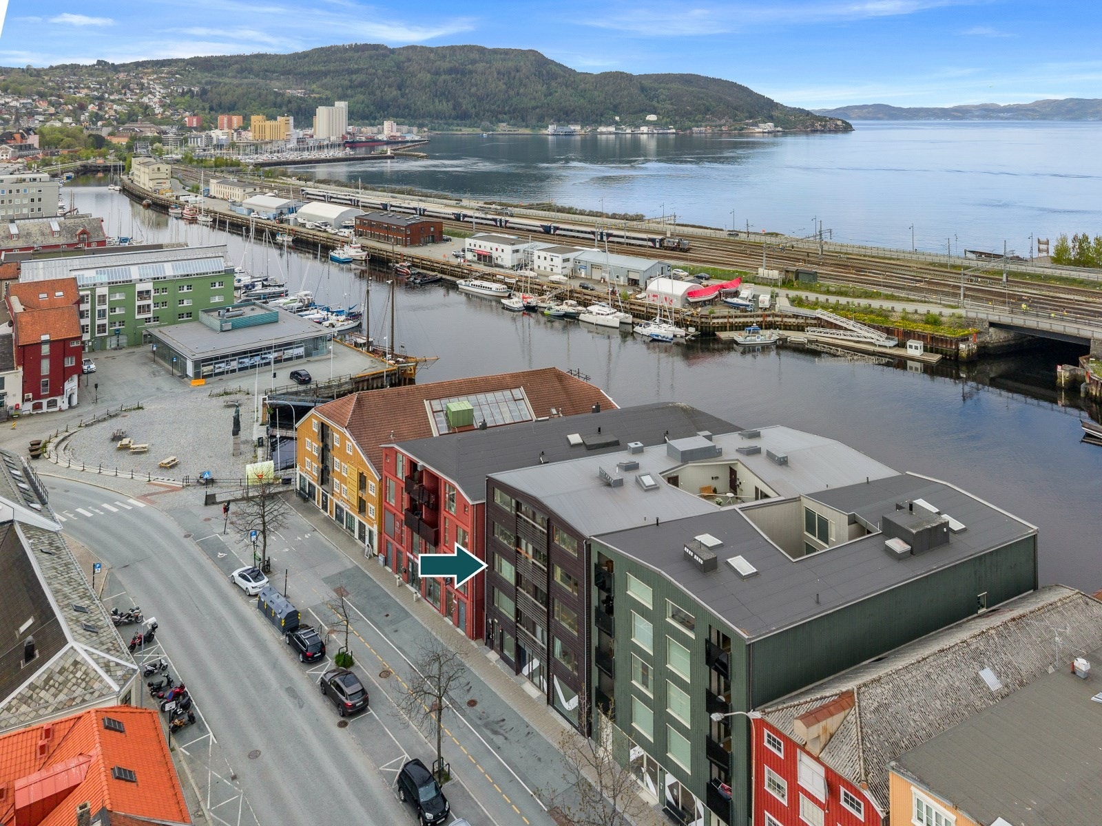 Fra Fjordgata 78 ligger rett ved Munkegata som fører rett opp til torget i Trondheim, 5 minutters gange unna. Galleribilde