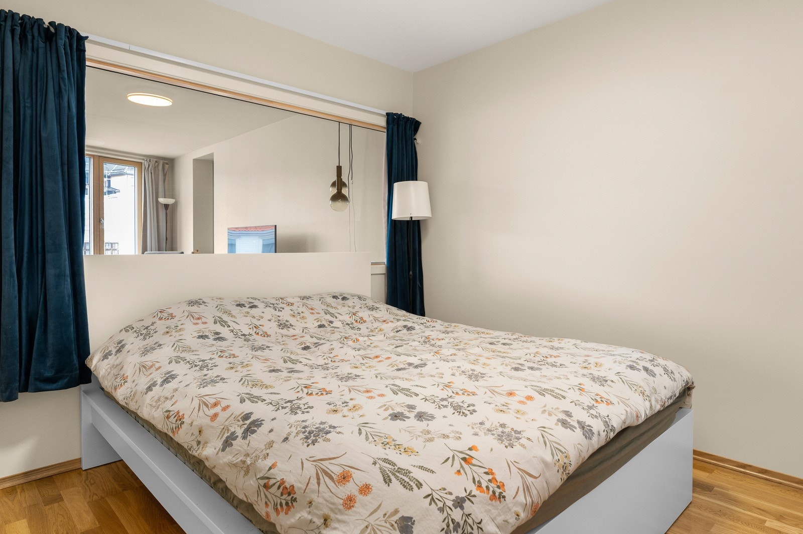 Hovedsoverommet er romslig og har plass til både seng, pult og en stor skyvedørsgarderobe. Galleribilde