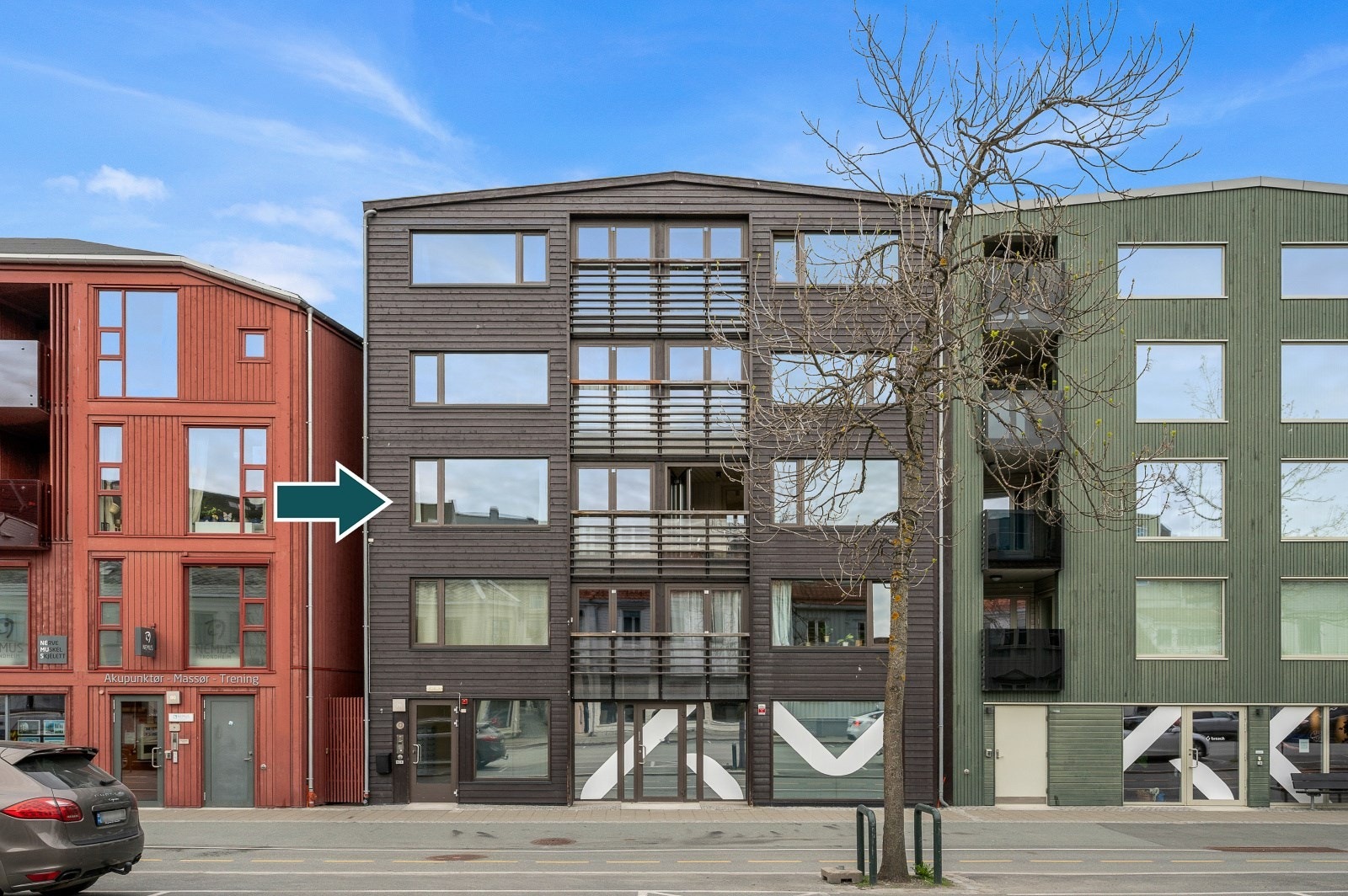 Bygget er fra 2014 og har en moderne fasade med utvendig kledning i trepanel. Galleribilde