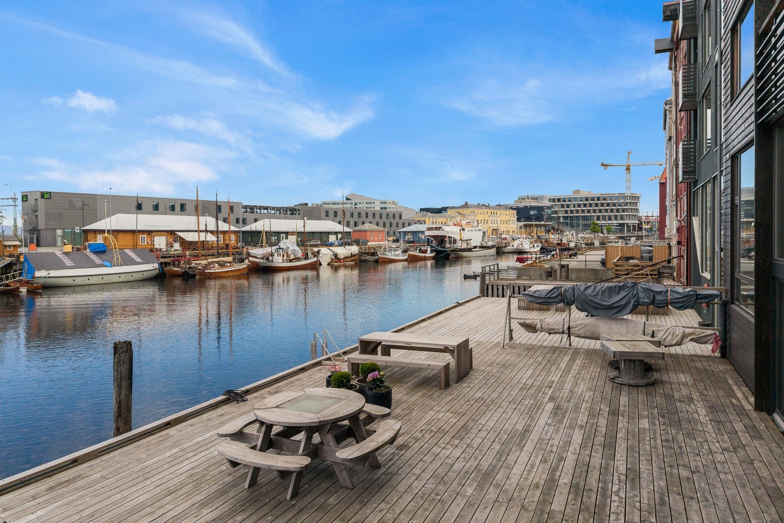 Fra fellesarealene ved bryggen kan man nyte utsikten mot kanalen og båtlivet. Galleribilde