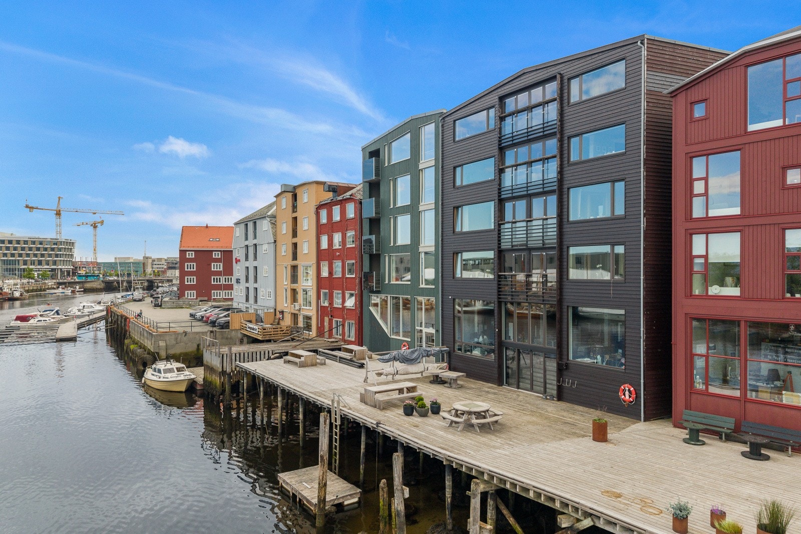 Her bor du med umiddelbar nærhet til vannet og byens pulserende liv. Galleribilde