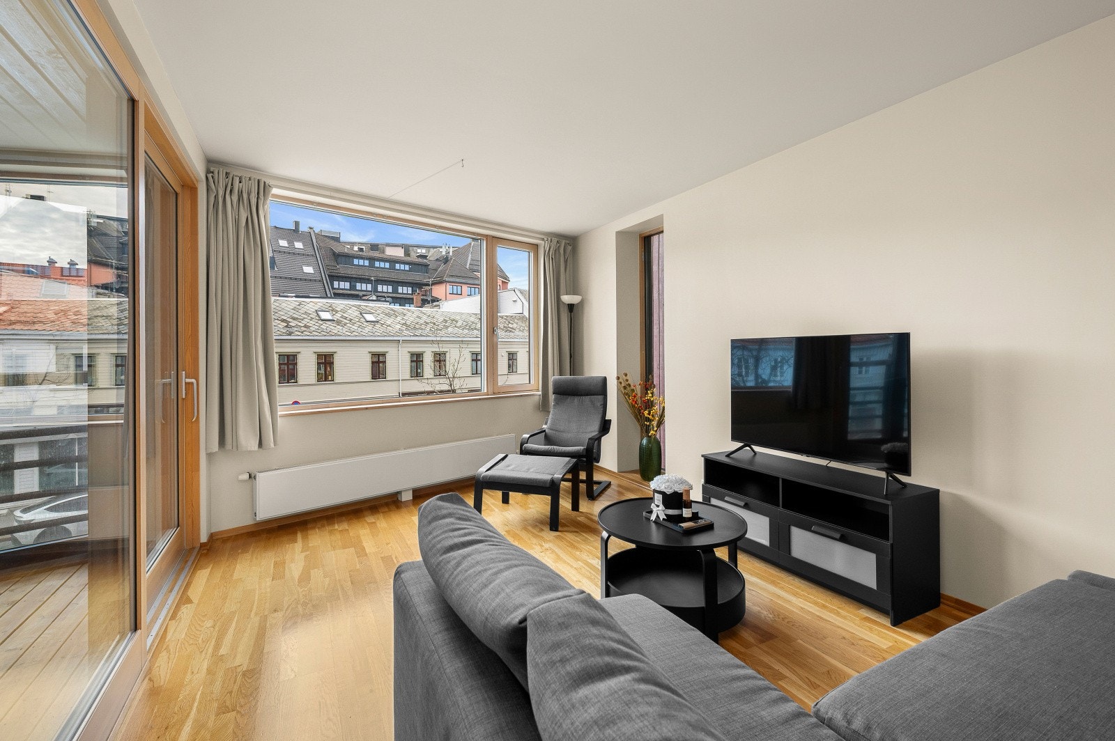 Stuen har parkett på gulvet og oppvarming via radiatorer med vannbåren varme. Galleribilde