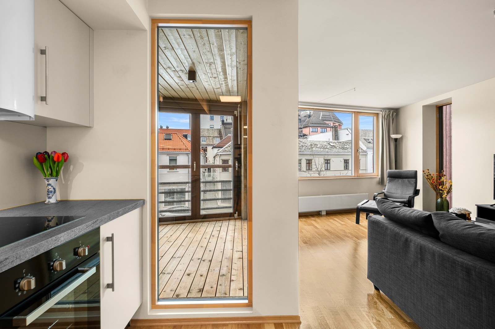 Fra kjøkkenet er det god kontakt med både stuen og den innglassede balkongen. Galleribilde