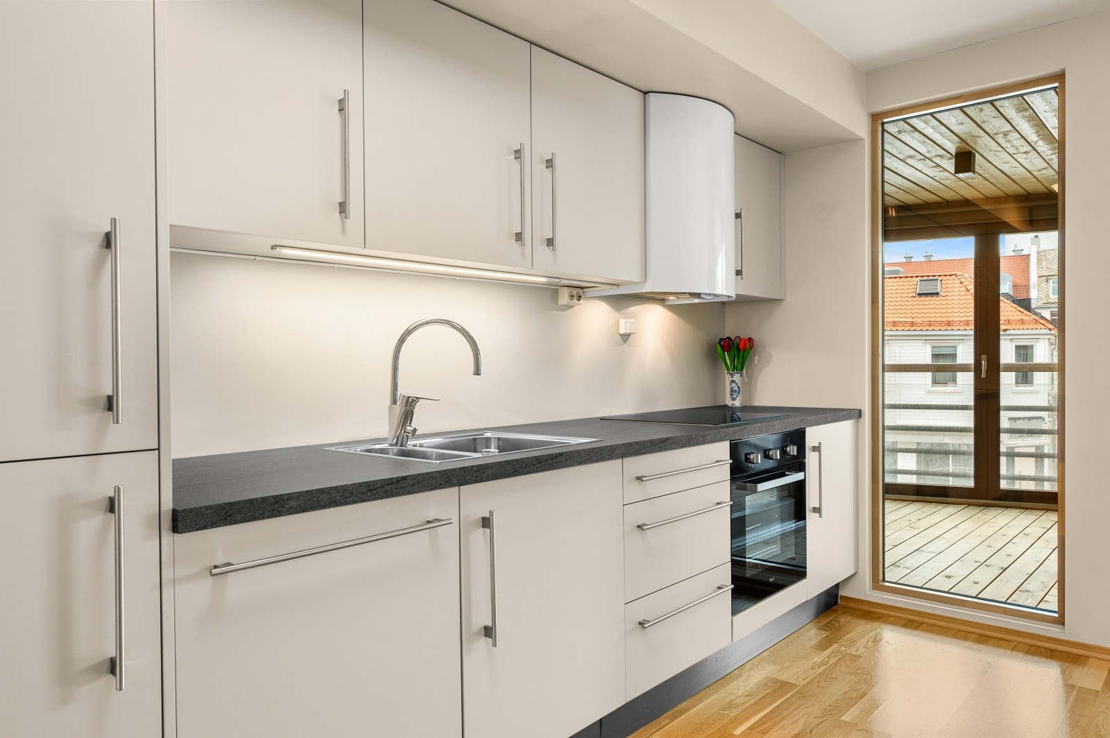 Leiligheten er fra 2014 og har en gjennomgående god standard, med parkett på gulv og balansert ventilasjon. Galleribilde