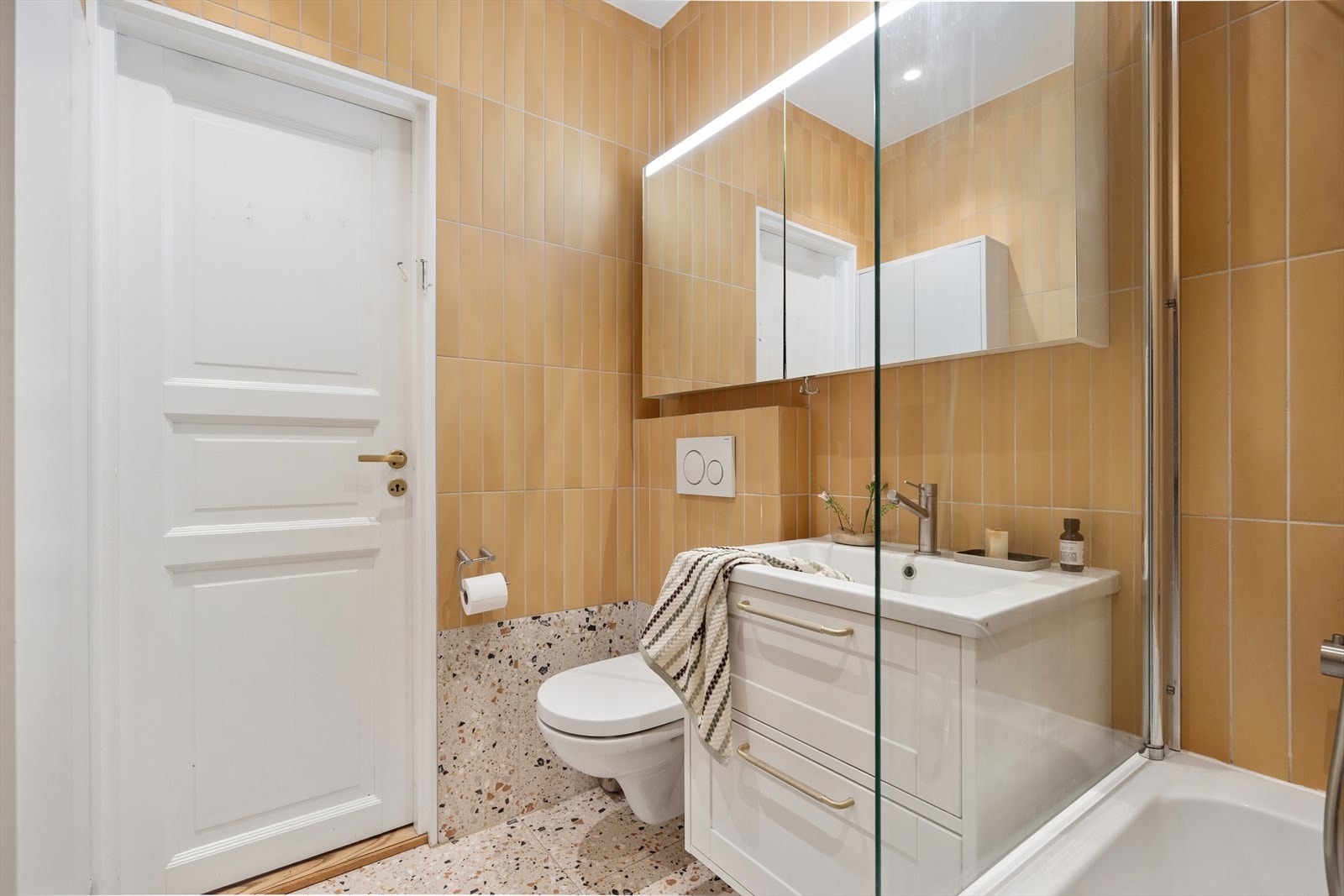 Badet holder en høy standard med flislagte flater, gulvvarme og smakfull innredning. Galleribilde