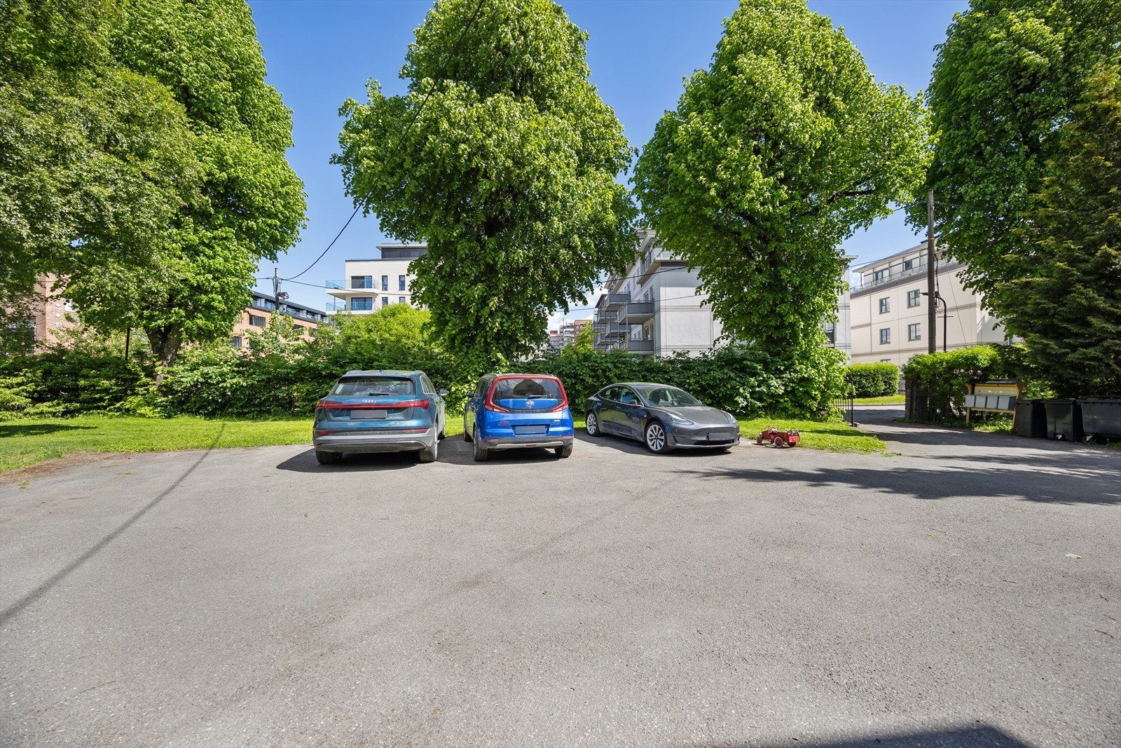 Det følger to parkeringsplasser med boligen og én ellader. De er utendørs på gårdsplassen, foran huset. Galleribilde