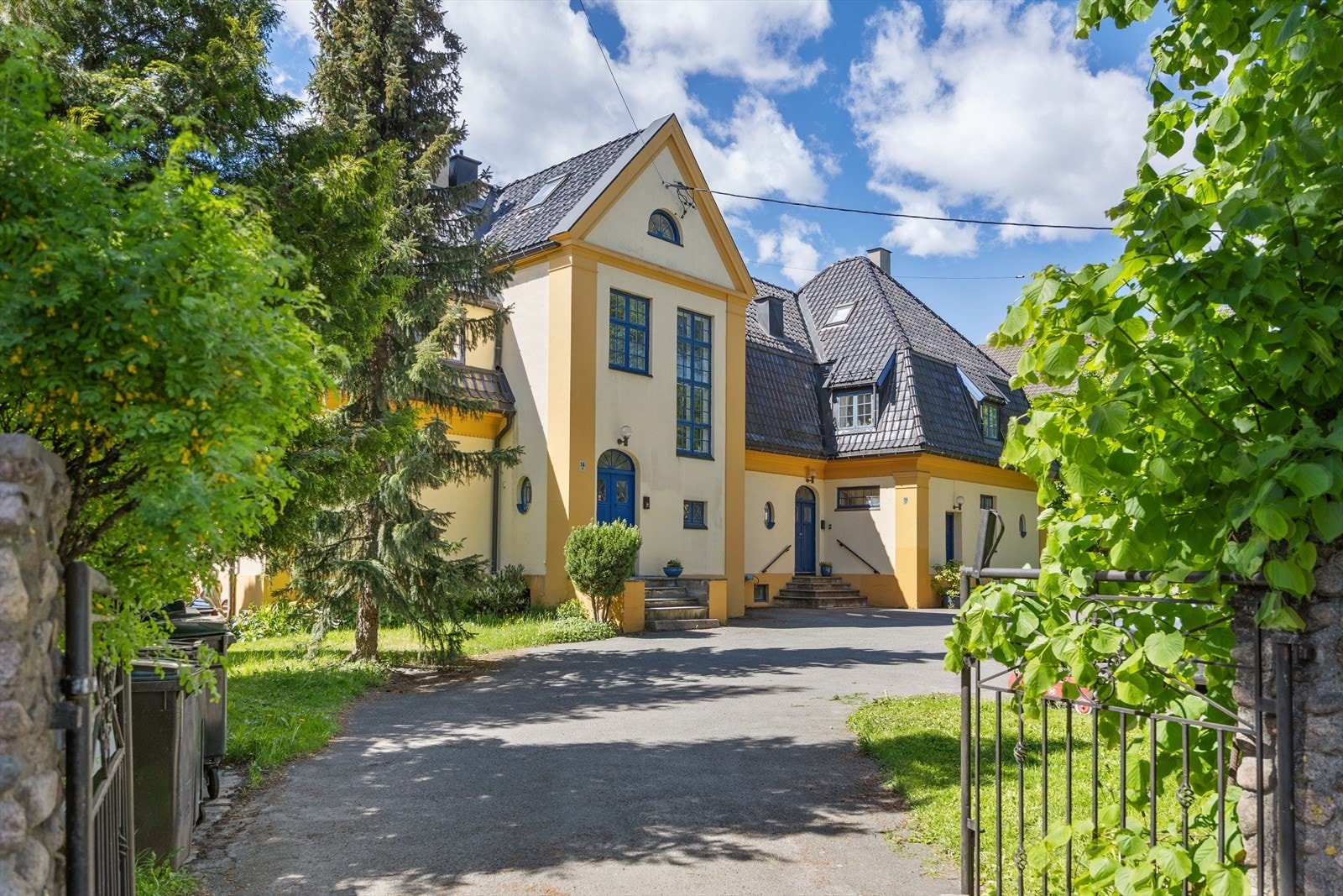 Boligen byr på vakre detaljer, sjel, historie og en gjennomført stil. Herskapelig sjarm møter et moderne familieliv, i et grønt og levende bomiljø. Galleribilde
