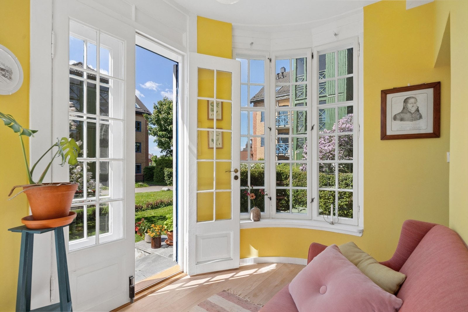 Her strømmer lyset inn, og rommet inviterer til rolige morgener, lange ettermiddager og hyggelige kvelder. Galleribilde